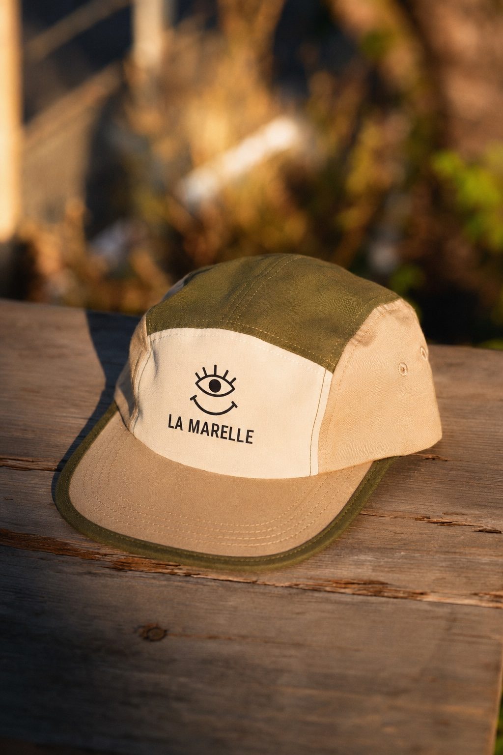 Casquette 5 volets vert army et beige, logo brodé La Marelle Comedy Club Bordeaux