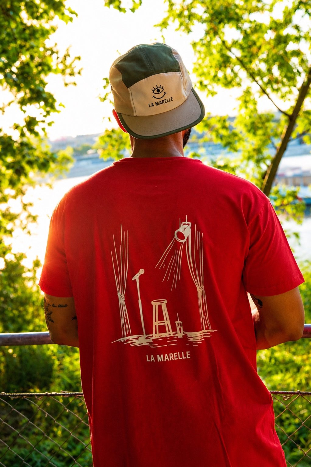 Casquette 5 volets vert army et beige, logo brodé La Marelle Comedy Club Bordeaux t-shirt rouge visuel dos scène