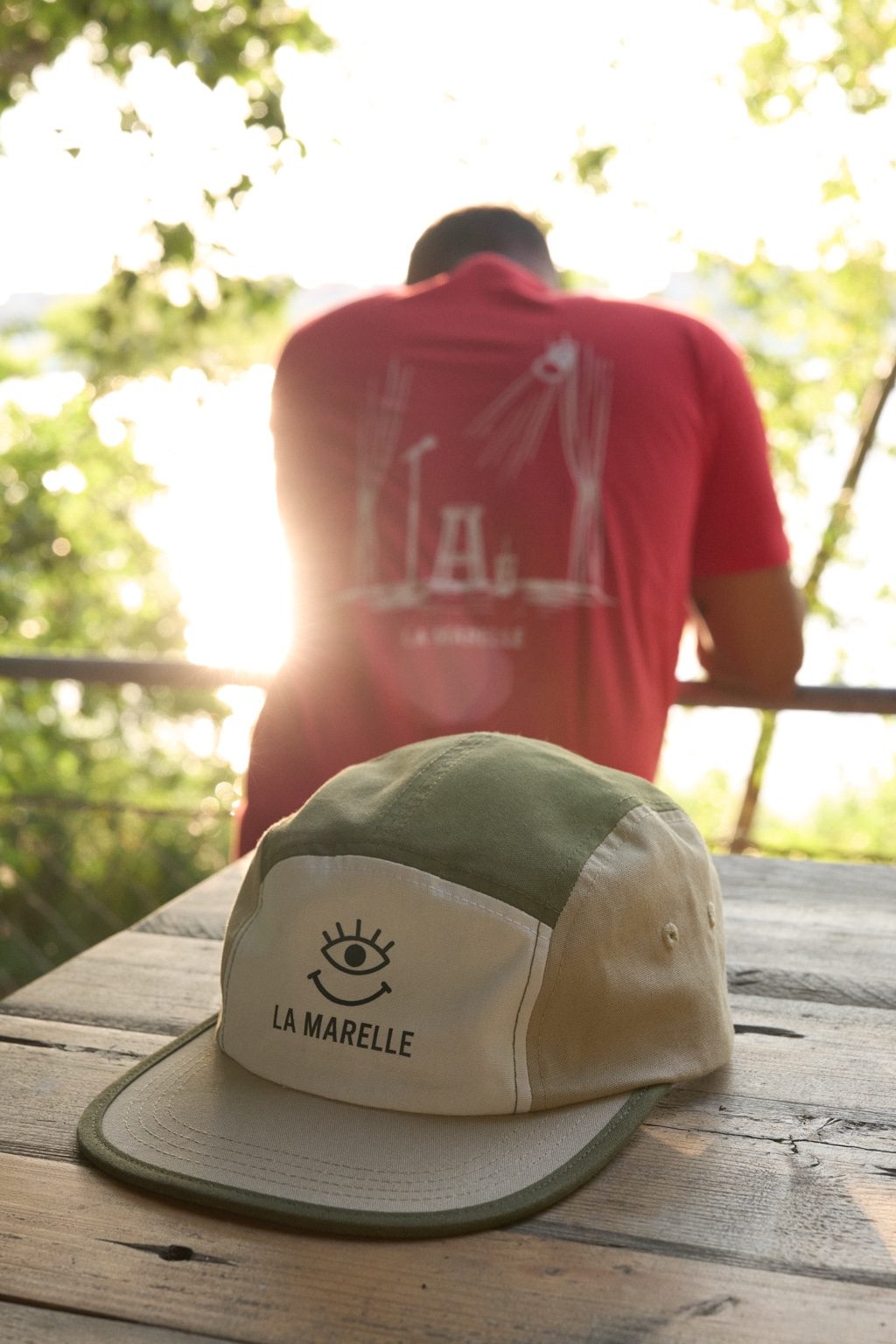 Casquette 5 volets vert army et beige, logo brodé La Marelle Comedy Club Bordeaux t-shirt rouge visuel dos scène