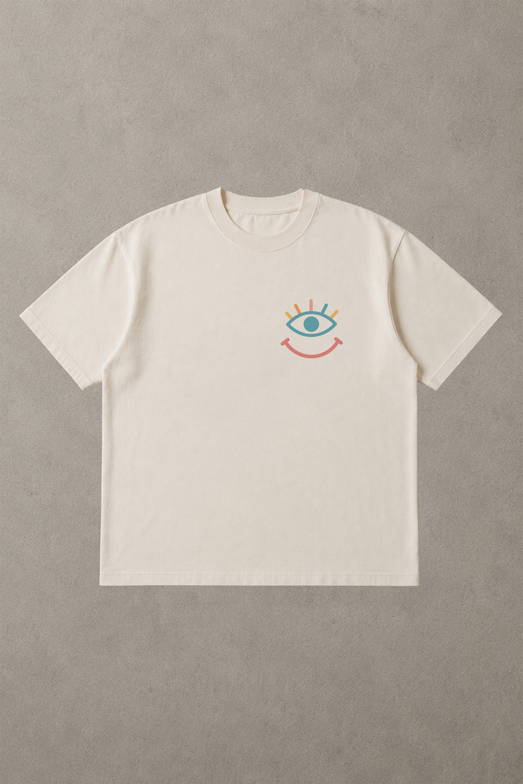 T-shirt oversize blanc De la Terre au Ciel, logo œil qui sourit multicolore, La Marelle Comedy Club Bordeaux