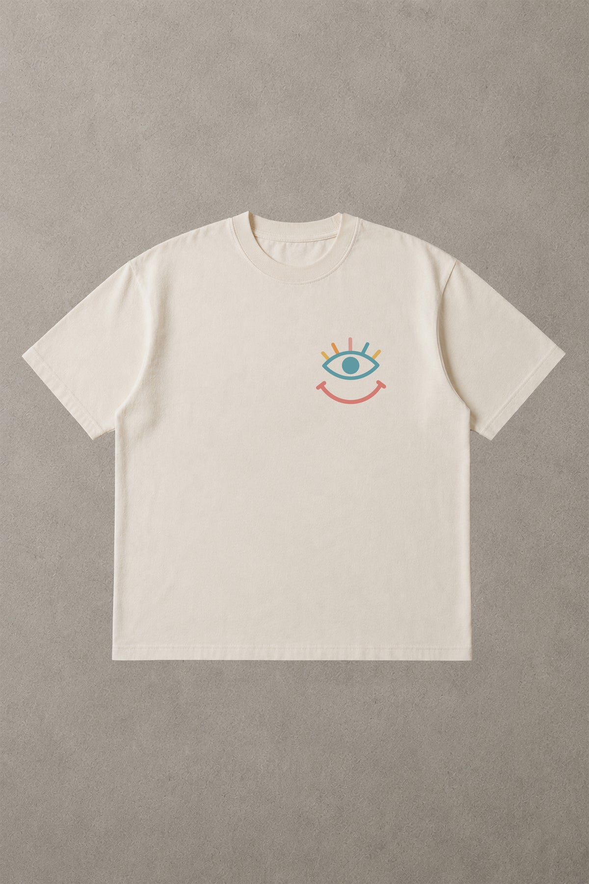 T-shirt oversize blanc De la Terre au Ciel, logo œil qui sourit multicolore, La Marelle Comedy Club Bordeaux