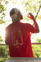 T-shirt rouge La Marelle Comedy Club Bordeaux porté par un humoriste, visuel scène dos